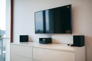 TV i/ili multimedijalni sistem u objektu Grey Apartment Kołowa