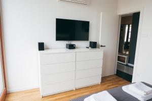 TV i/ili multimedijalni sistem u objektu Grey Apartment Kołowa