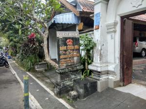 un cartello di fronte a un edificio su una strada di Batik Sekar Bali Guest House ad Ubud