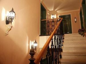 una escalera en una casa con luces en la pared en Edinburgh, en Mariánské Lázně