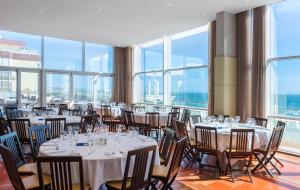 Reštaurácia alebo iné gastronomické zariadenie v ubytovaní TRYP by Wyndham Lisboa Caparica Mar