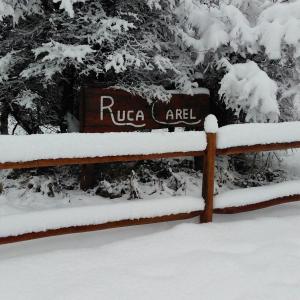 una señal en la nieve sobre una cerca en Cabañas Ruca Carel, en San Carlos de Bariloche