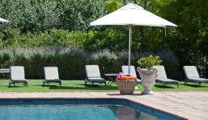 Swimming pool sa o malapit sa Franschhoek Country House & Villas