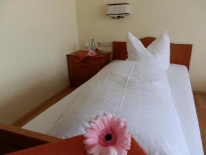 Una cama o camas en una habitación de Landhotel Löwen