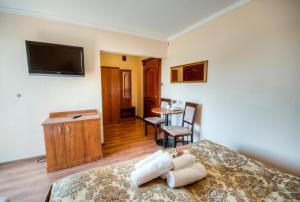 1 dormitorio con 1 cama con 2 toallas en Villa Meridian, en Trzęsacz