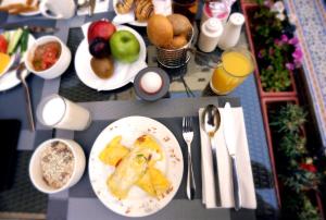 una mesa con un plato de comida en una mesa en ibis Amman, en Amán