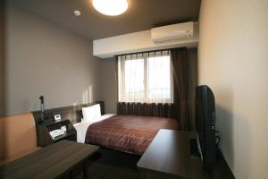 Hotel Route Inn Natori Iwanuma Inter Sendai Airport में एक कमरे में एक या कई बेड