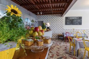 - une table avec des gâteaux et des pommes dans un restaurant dans l'établissement Hotel Gryf, à Kościerzyna