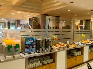 un restaurante con un buffet de comida y bebida en Hotel España, en Mar del Plata