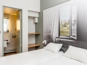 Giường trong phòng chung tại B&B HOTEL Bordeaux Mérignac Hôtel de Ville