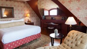 - une chambre avec un lit, un bureau et une chaise dans l'établissement Castle Hill Inn, à Newport