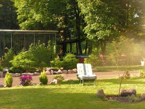 une chaise assise dans l'herbe du jardin dans l'établissement Hotel Sternen, à Lenzkirch