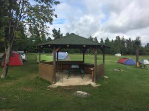 einen Pavillon auf einem Feld mit Zelten in der Unterkunft Camping Intercamp Tatranec in Tatranská Lomnica