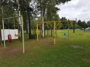 einen Park mit Spielplatz mit Schaukeln in der Unterkunft Camping Intercamp Tatranec in Tatranská Lomnica