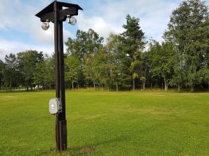 ein Straßenlicht an einem Mast auf einem Feld in der Unterkunft Camping Intercamp Tatranec in Tatranská Lomnica