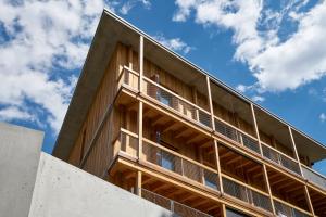 un edificio con balcones en un lateral en Alpine Lodge Chesa a la Punt, en Pontresina