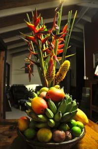 een fruitschaal op een tafel met een plant bij Tropical Bliss bed and breakfast in Mena Creek