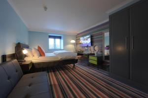 Ліжко або ліжка в номері Village Hotel Manchester Cheadle