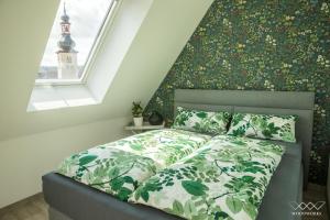 una camera da letto con un letto con copriletto verde e una finestra di TeigenHeim a Rüdesheim am Rhein