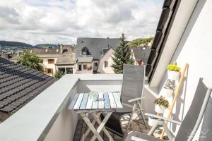 balcone con sedie e tavolo sul tetto di TeigenHeim a Rüdesheim am Rhein