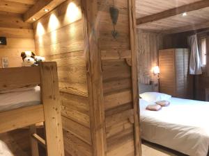 een slaapkamer met een stapelbed in een blokhut bij Chalet Barmaz in Val dʼIsère