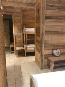 een kamer met houten wanden en een kamer met stapelbedden bij Chalet Barmaz in Val dʼIsère