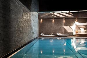 Piscina a Firefly Luxury Suites o a prop