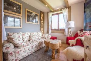 Prostor za sedenje u objektu Apartamenty Rockus LUX & SPA Zakopane