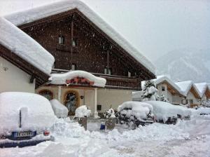 コルヴァーラ・イン・バディーアにあるMountain B&B - La Scaliraの雪に覆われた家