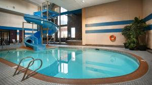 una grande piscina con scivolo in un edificio di Best Western PLUS City Centre Inn a Edmonton