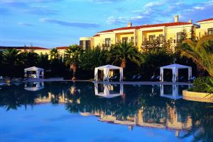 un hotel con piscina frente a un edificio en Hyatt Regency Thessaloniki, en Tesalónica