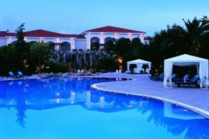 una piscina frente a un complejo en Hyatt Regency Thessaloniki, en Tesalónica