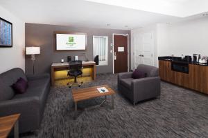 Telewizja i/lub zestaw kina domowego w obiekcie Holiday Inn Hotel & Suites - Montreal Centre-ville Ouest, an IHG Hotel