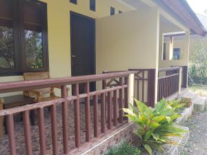 Uma varanda ou terraço em Rinjani Family Homestay