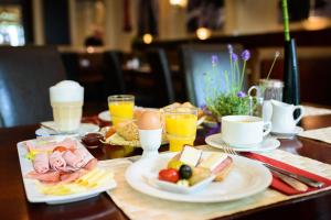 einen Tisch mit Speisen und Getränken in der Unterkunft Hotel de France Wiesbaden City in Wiesbaden