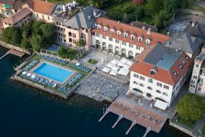 vista aerea di un edificio con piscina di Hotel San Rocco a Orta San Giulio