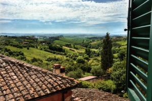 uma vista do telhado de uma casa com vista sobre um campo em Hotel Santa Caterina em Siena