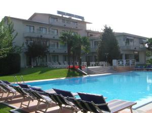 Piscina de la sau aproape de Hotel Porto Azzurro