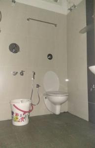 - Baño con aseo y cubo en Aashraya Homestay, en Mysore