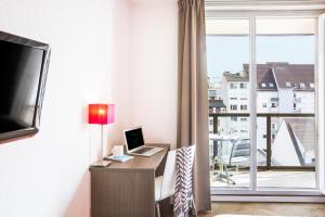 TV tai viihdekeskus majoituspaikassa Aparthotel Adagio Access Strasbourg Petite France