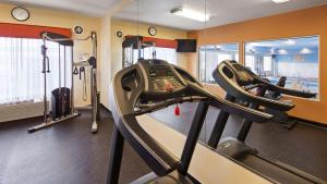 The fitness centre and/or fitness facilities at Best Western Fort Wayne Inn & Suites North