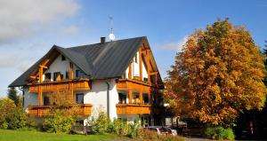 una grande casa in legno con tetto grigio di Hotel Bergblick a Warmensteinach