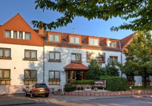 um camião estacionado em frente a um hotel em Hotel Stolberg em Wiesbaden