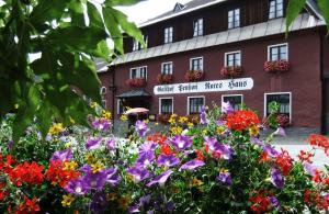 Un jardín fuera de Gasthof-Pension Rotes Haus