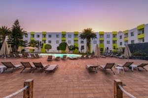 Hotel LIVVO Corralejo Beach内部或周边的泳池