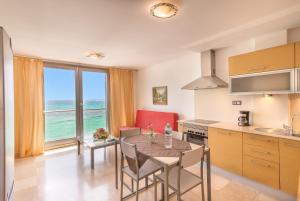 Kuhinja oz. manjša kuhinja v nastanitvi Hotel LIVVO Corralejo Beach