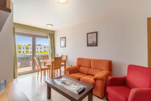 Hotel LIVVO Corralejo Beach的休息区