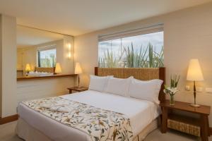 a bedroom with a large bed and a large window at Blue Tree Towers Caxias do Sul in Caxias do Sul