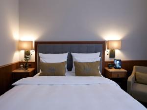 Una cama o camas en una habitación de Platzl Hotel - Superior