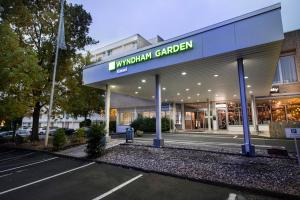 Wyndham Garden Kassel في كاسيل: مبنى عليه لافته لمركز تسوق